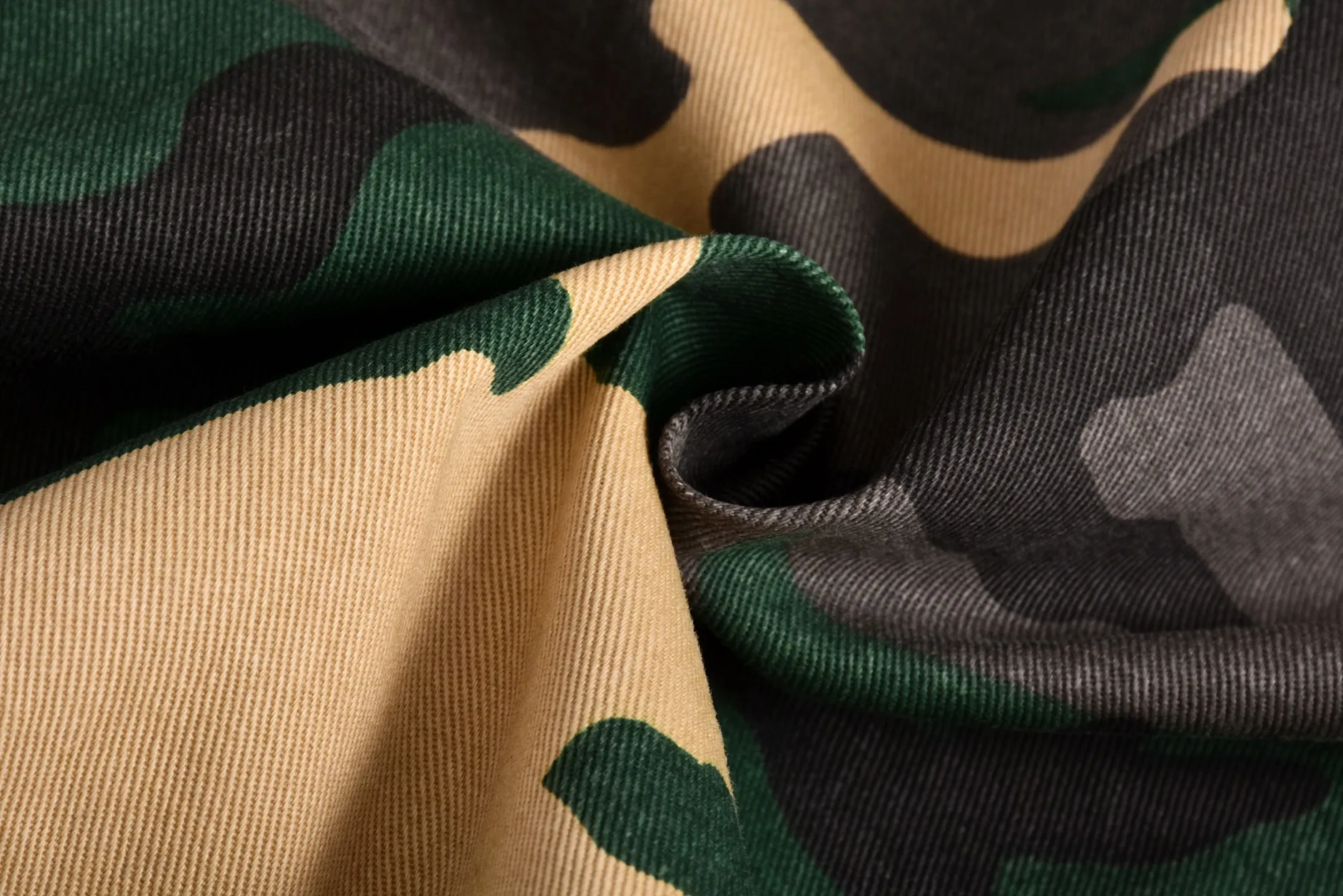 🅿️620 [Exclusive supply] CH Crow Heart Camouflage Short-Sleeved Shirt (Green) Purchased and developed by a Los Angeles agent for US$3,200. This style is made of custom-made military canvas fabric, restored 1:1 according to the original model, and printed with camouflage patterns. The customization period for the chest sex pattern stamp is 20 days, the minimum order is 1800 pieces, and the color plate is matched. The hardware buckles are all made of electroplated 925 silver material, the weight is perfectly restored, and they are aged and oxidized to black. Size:S-M-L
